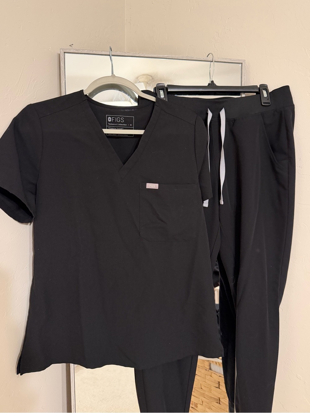 Figs Black Scrub Set